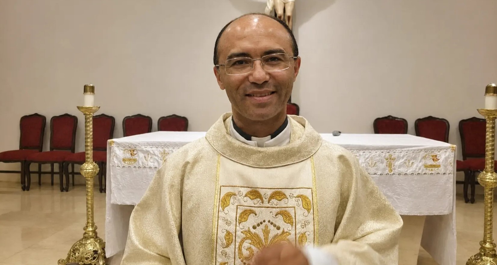 Padre excomungado denuncia 'escândalos' e critica Igreja Católica