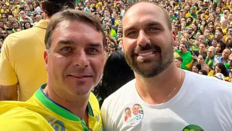 Nas redes, Flávio e Eduardo associam derrota da Seleção Brasileira a governo Lula