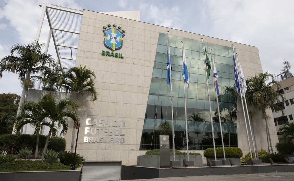 Sede da CBF é alvo de protesto após eliminação do Brasil na Copa: ‘Respeitem o penta’