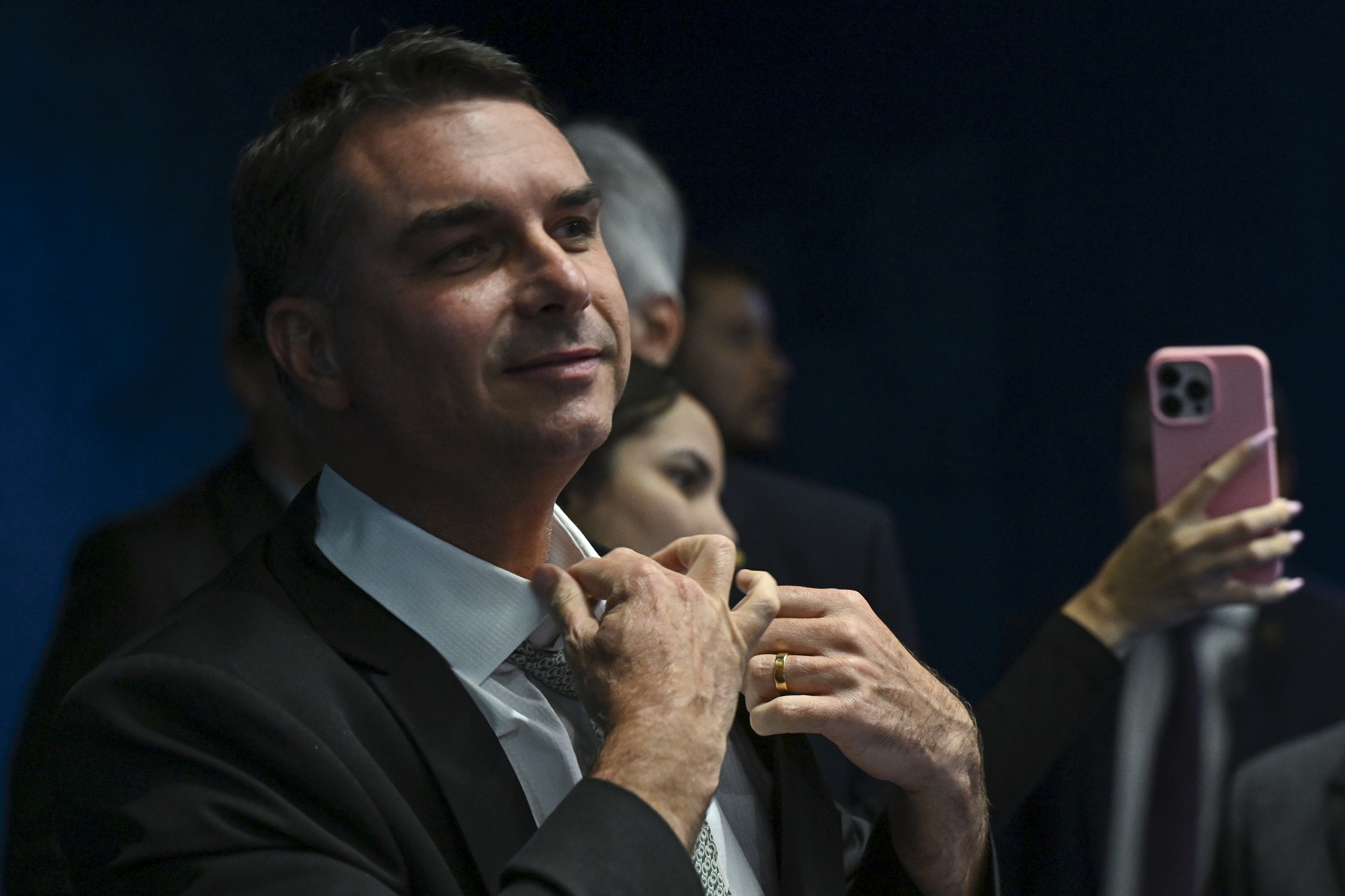 OAB pede a Moraes para rever suspensão de visitas de Flávio a Bolsonaro
