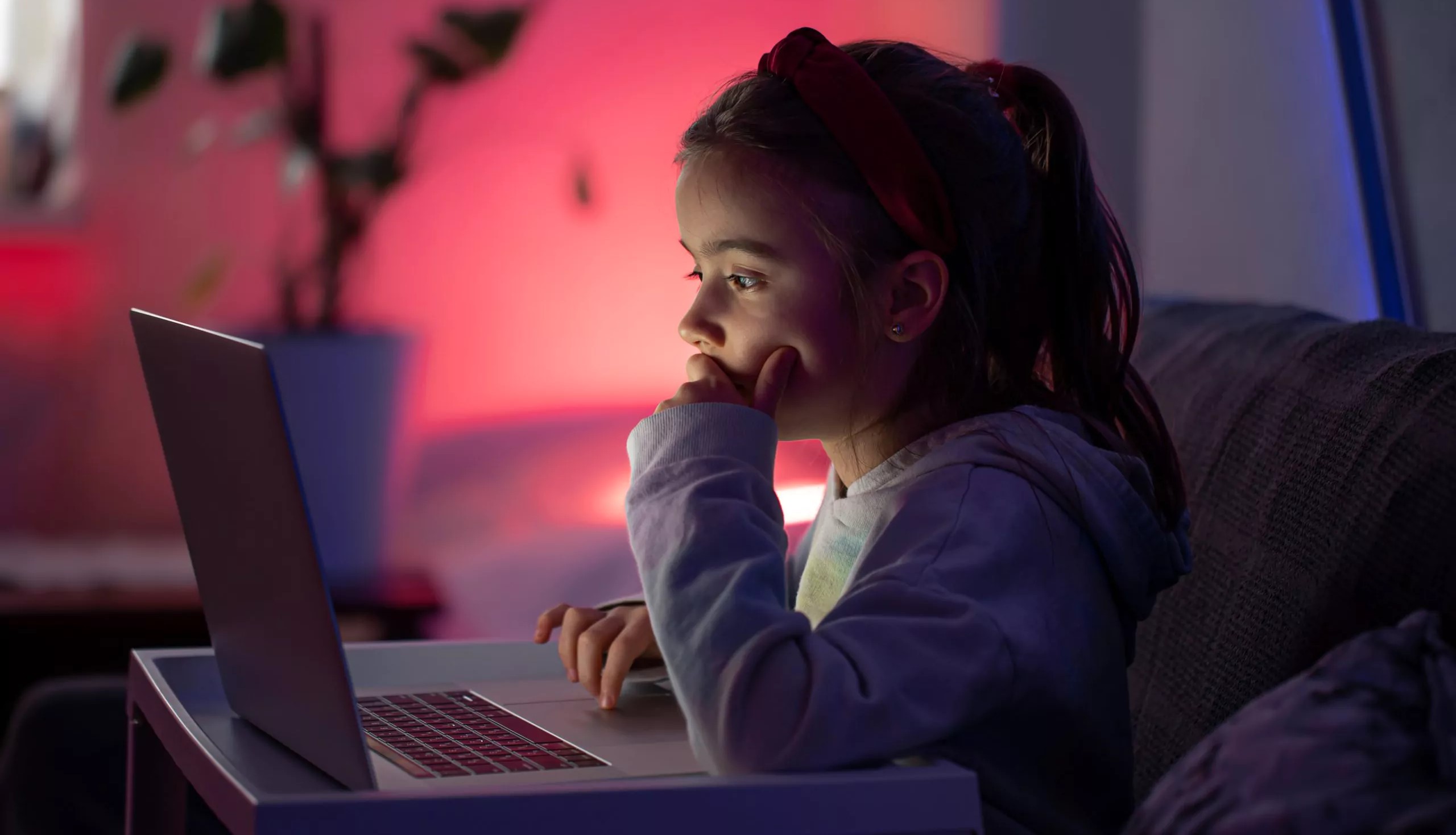 O cerco digital: como o Brasil e o mundo tentam regulamentar o acesso de menores às redes sociais