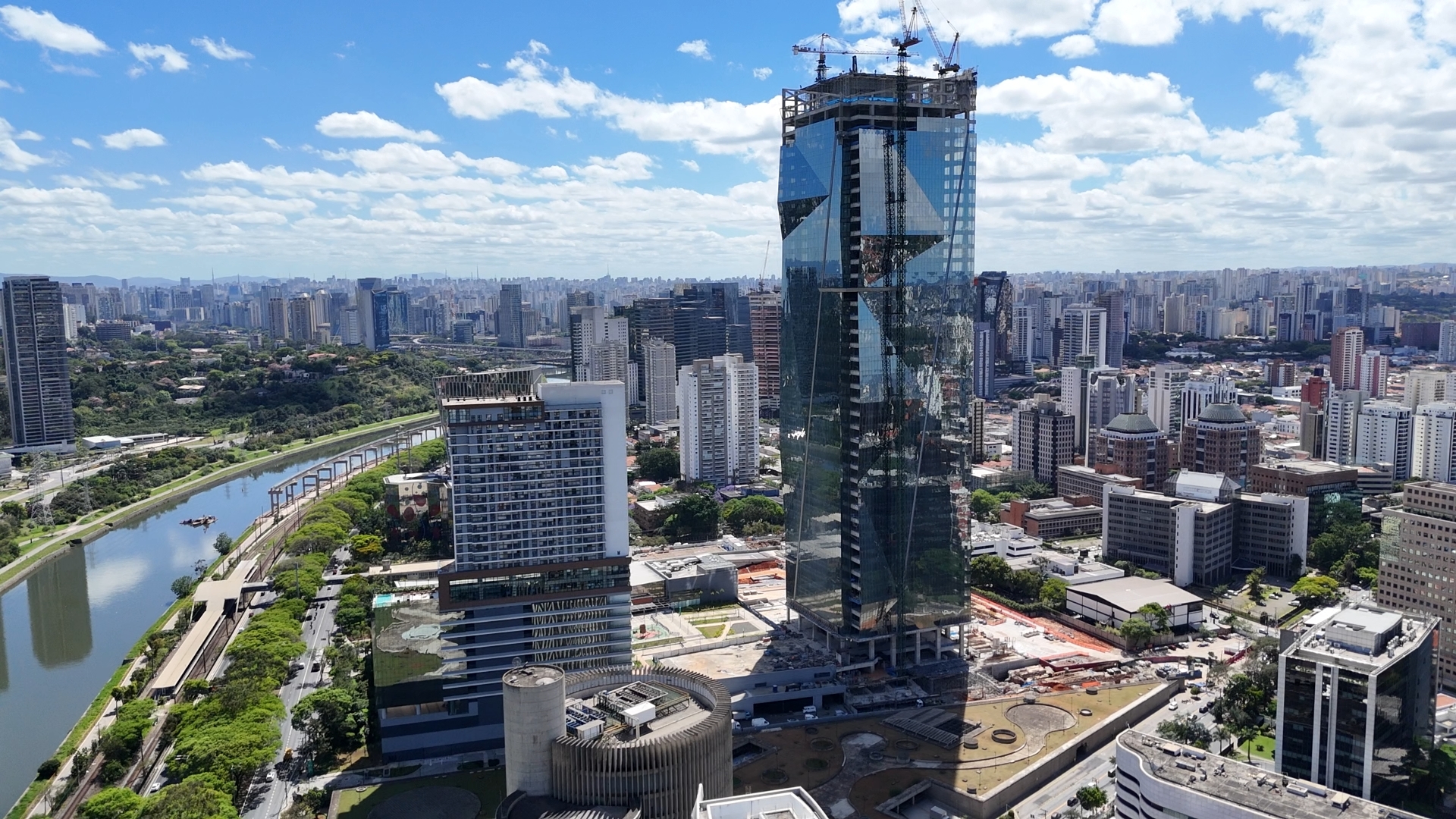 Maior prédio de São Paulo tem obra concluída e deve ser inaugurado ainda neste semestre