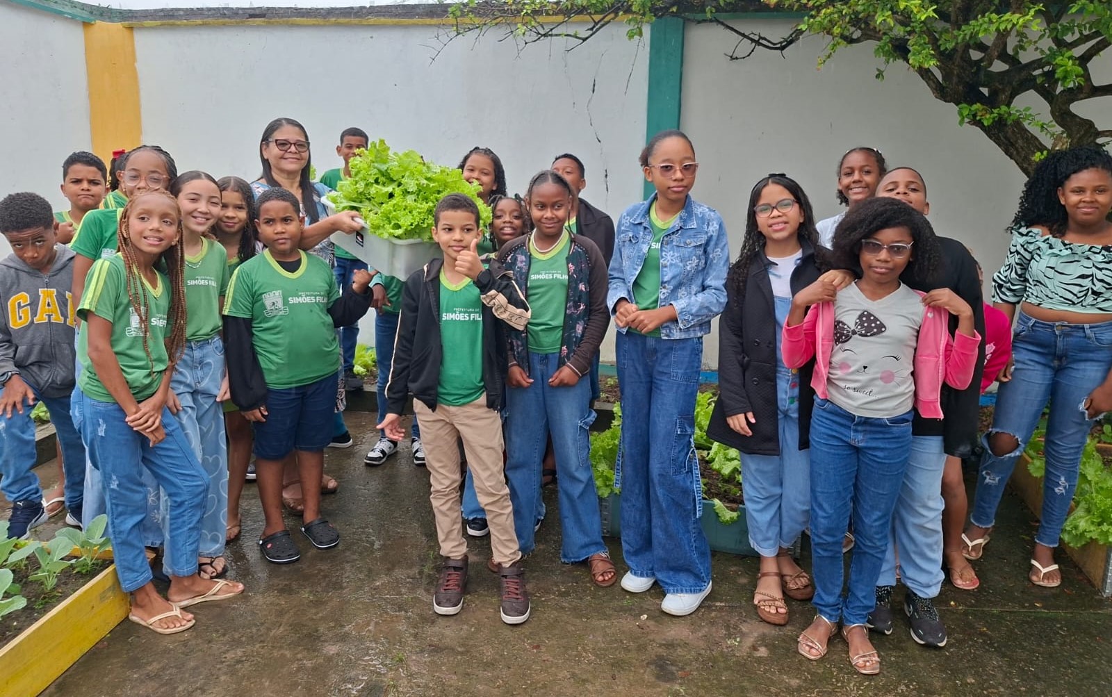 Primeira colheita marca resultados da horta escolar implantada no Colégio Cristo Rei
