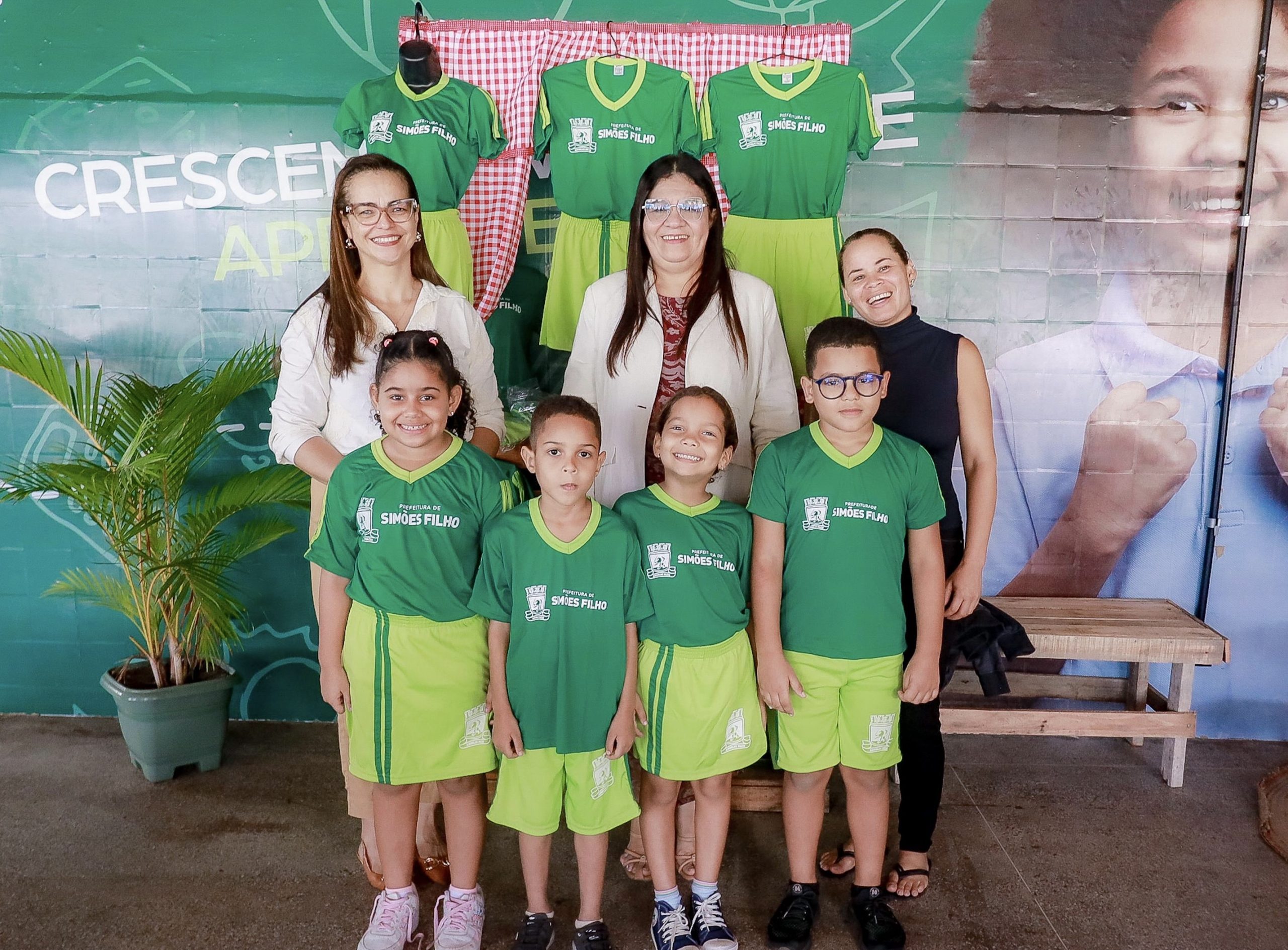 Prefeitura avança com a entrega do novo fardamento para estudantes da Rede Municipal