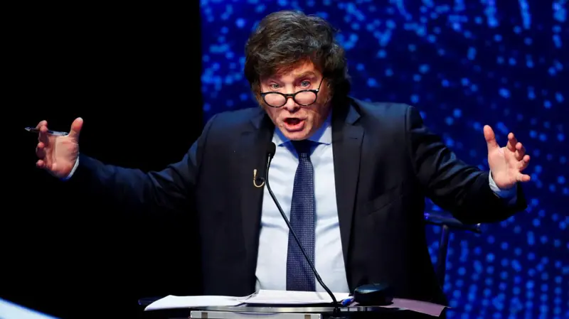 Milei atribui onda anti-Argentina à esquerda internacional e responsabiliza oposição