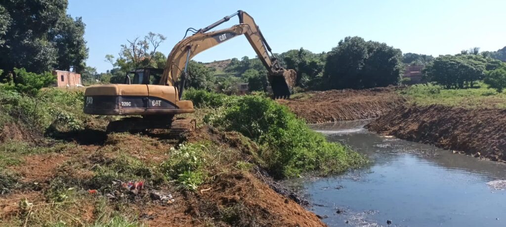 Prefeitura intensifica Operação Chuva com limpeza de bocas de lobo e caixas de drenagem no Laboré