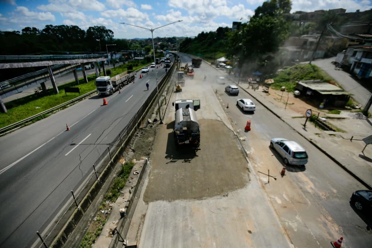 Trecho da BR-324 volta a ser interditado após asfalto ceder em Simões Filho