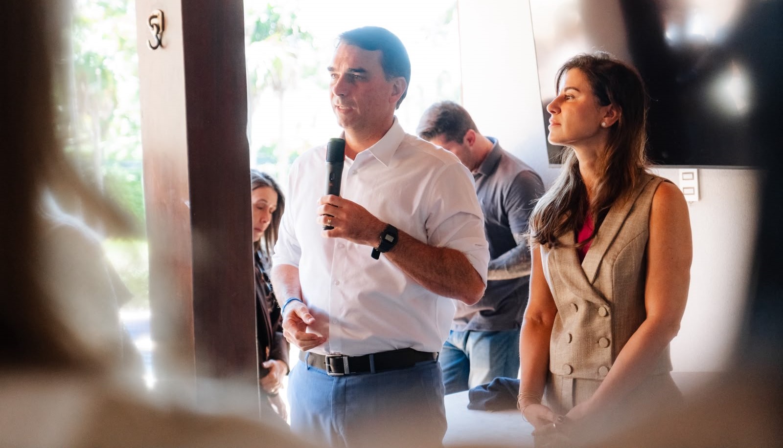 Flávio diz que Moraes interfere na eleição ao deixar Bolsonaro 'incomunicável'