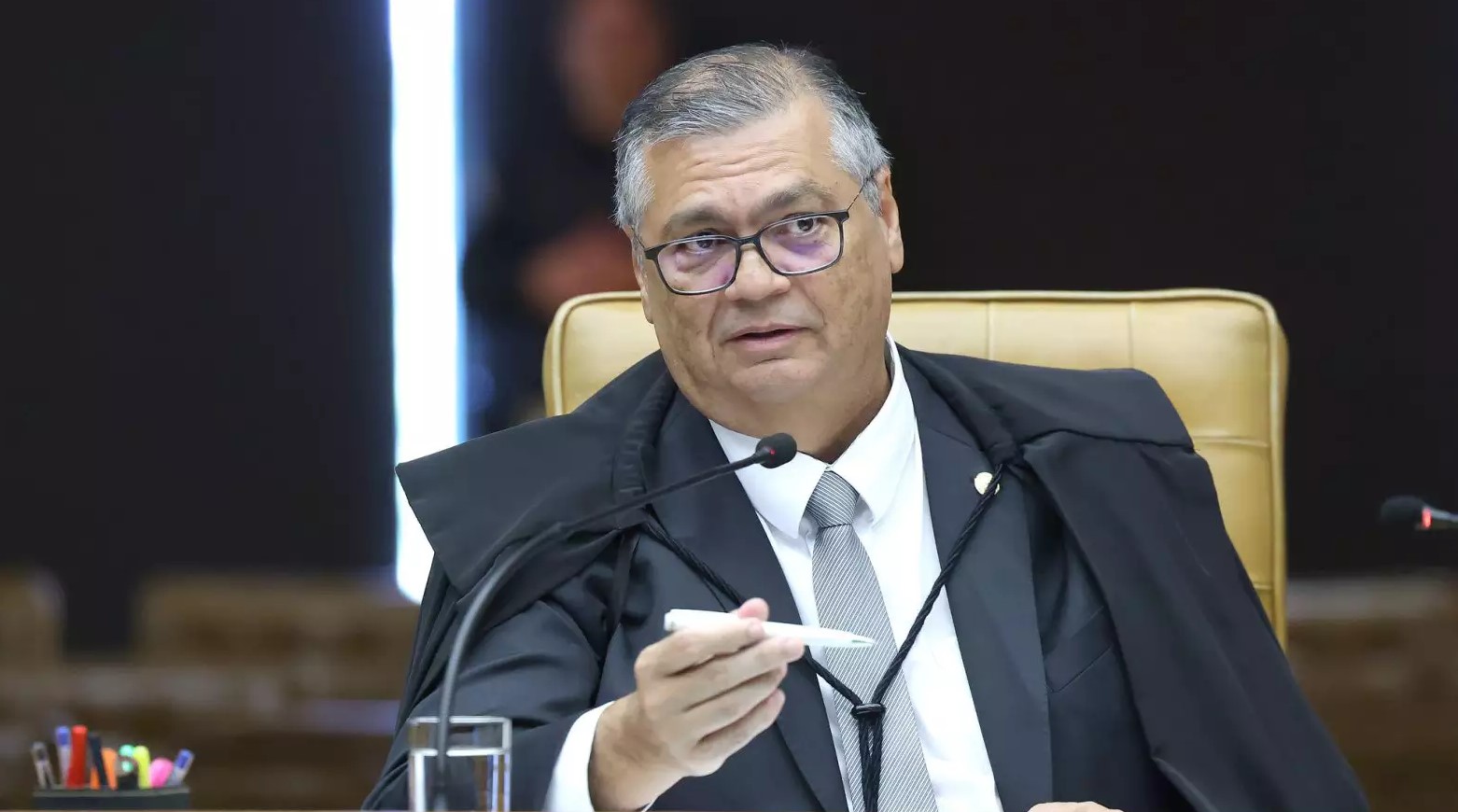 Dino pede informações sobre emendas parlamentares a 21 partidos
