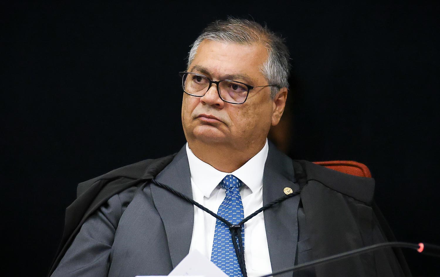 Dino bloqueia R$ 119 milhões de Valdemar por suspeitas em emendas