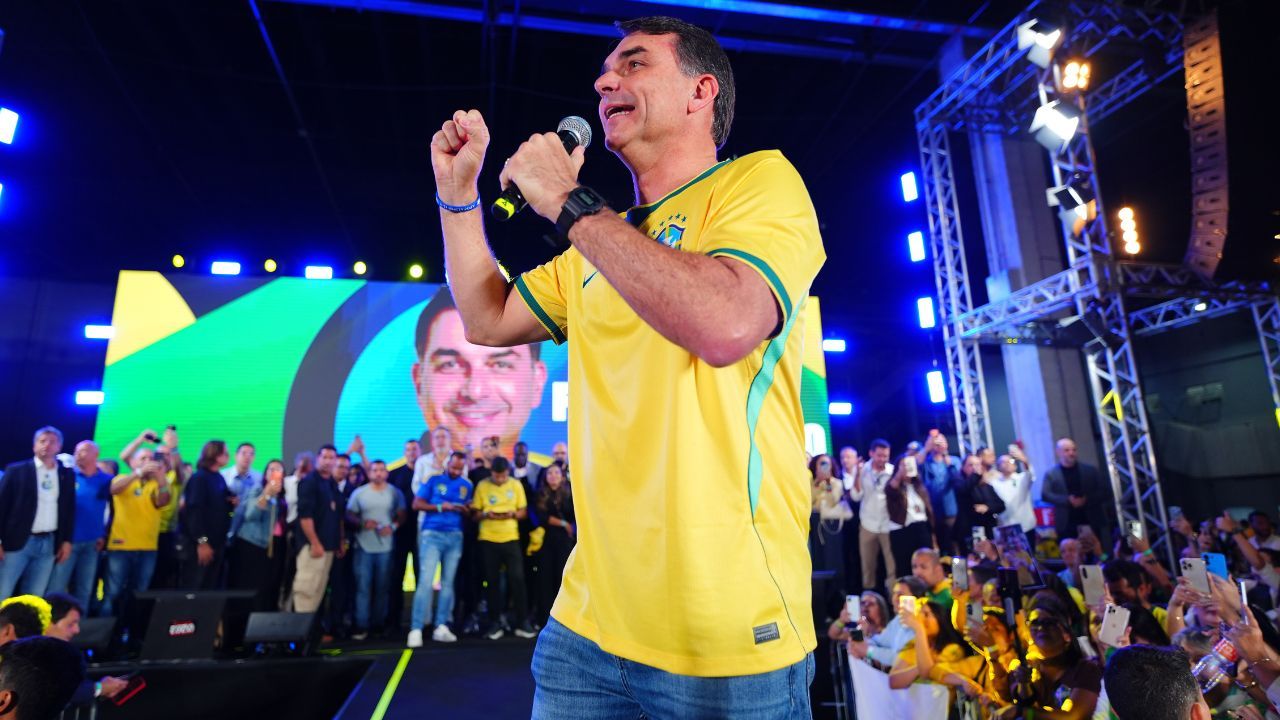 Após desgastes na campanha, Flávio diz estar “firme e forte” para disputar eleições
