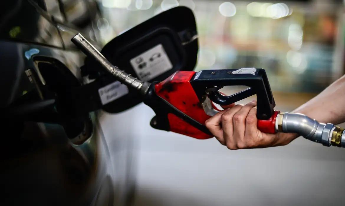 Com nova alta mundial do petróleo, governo mantém desconto na gasolina