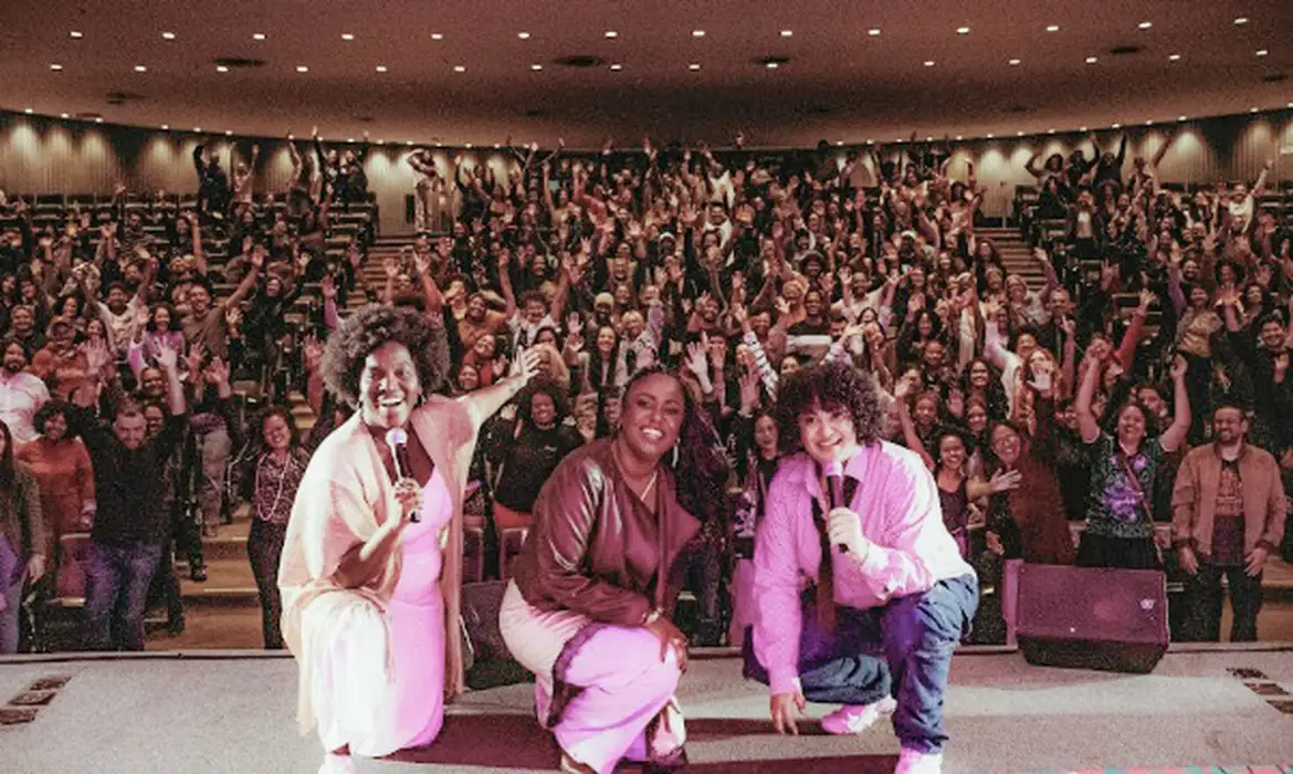 É possível fazer rir e incomodar, diz atriz do projeto Humor Negro