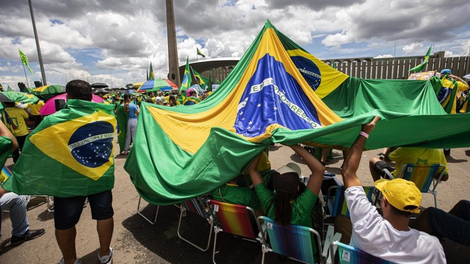 Após recuo, direita volta a superar esquerda no Brasil, indica pesquisa