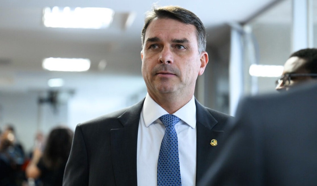 Flávio após Moraes proibir visitas a Bolsonaro: 'decisão ilegal, desproporcional, covarde e cruel'