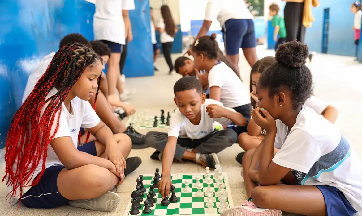 Em um ano, mais de 90% das escolas restringiram uso de celulares