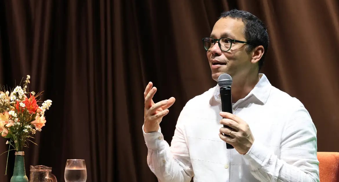 Escritor diz que literatura tem poder de humanizar e levar à reflexão