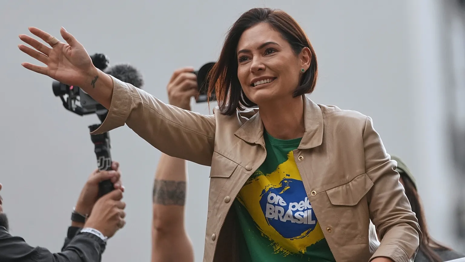 Com R$ 4,4 milhões em bens, Michelle Bolsonaro registra candidatura ao Senado