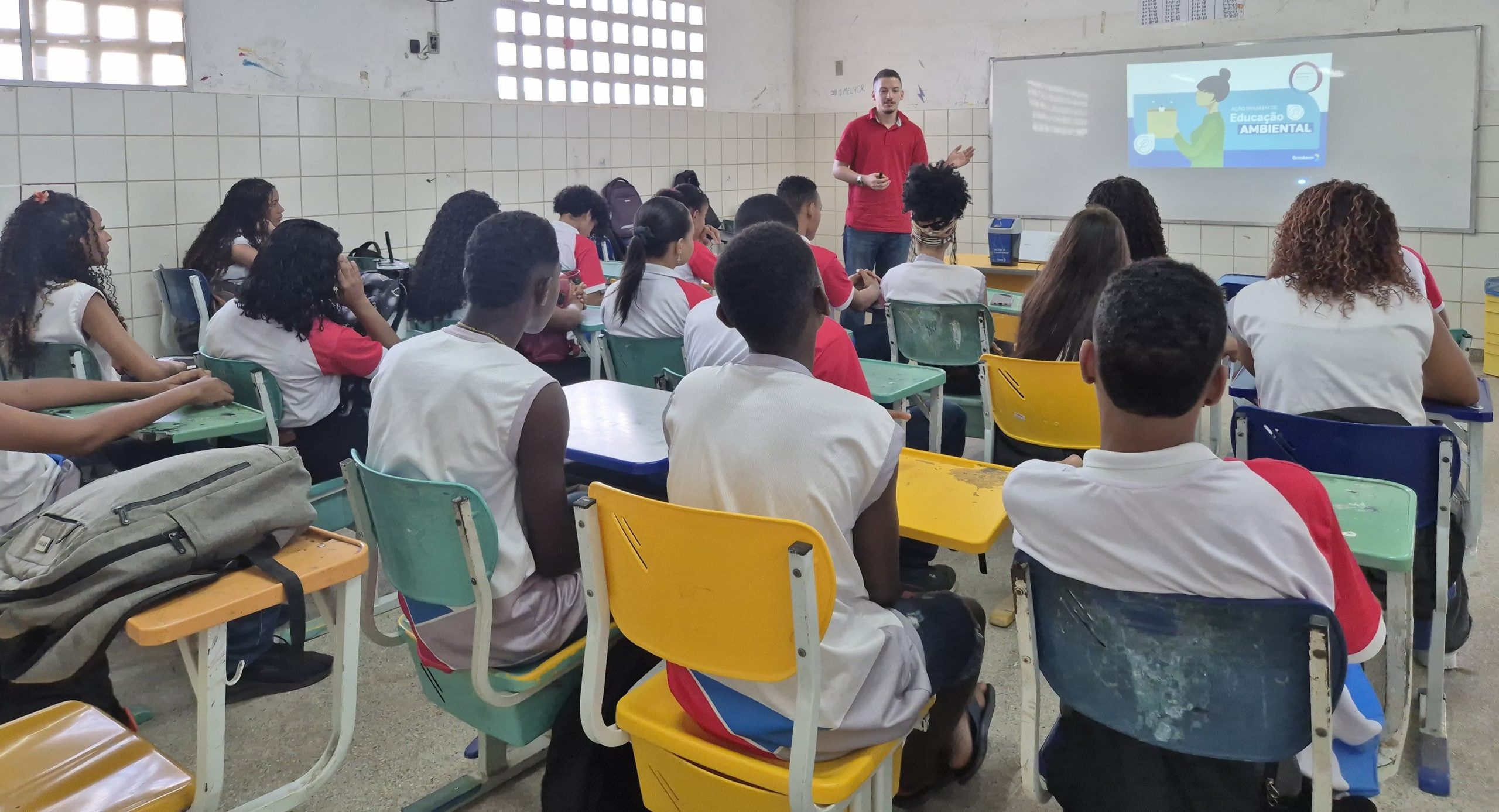 Palestra conscientiza estudantes de Camaçari sobre economia circular e a importância da reciclagem