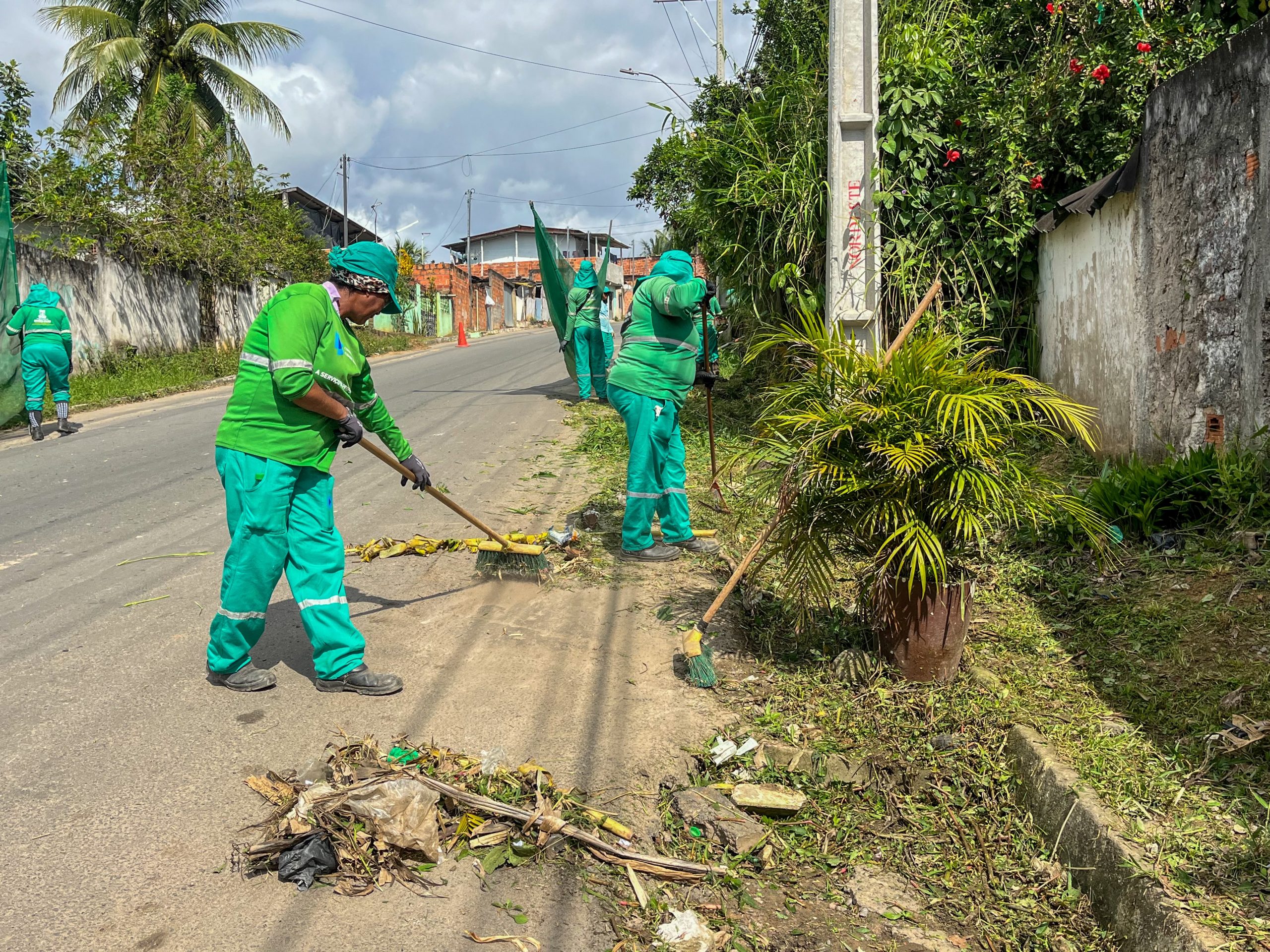 Limpeza urbana avança com ações simultâneas em diferentes pontos da cidade