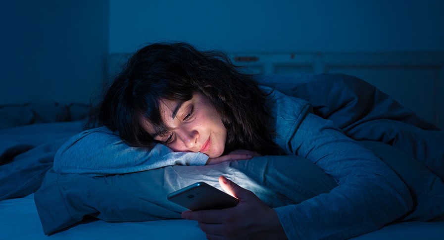 Celular na cama pode fazer mal ao coração? Entenda