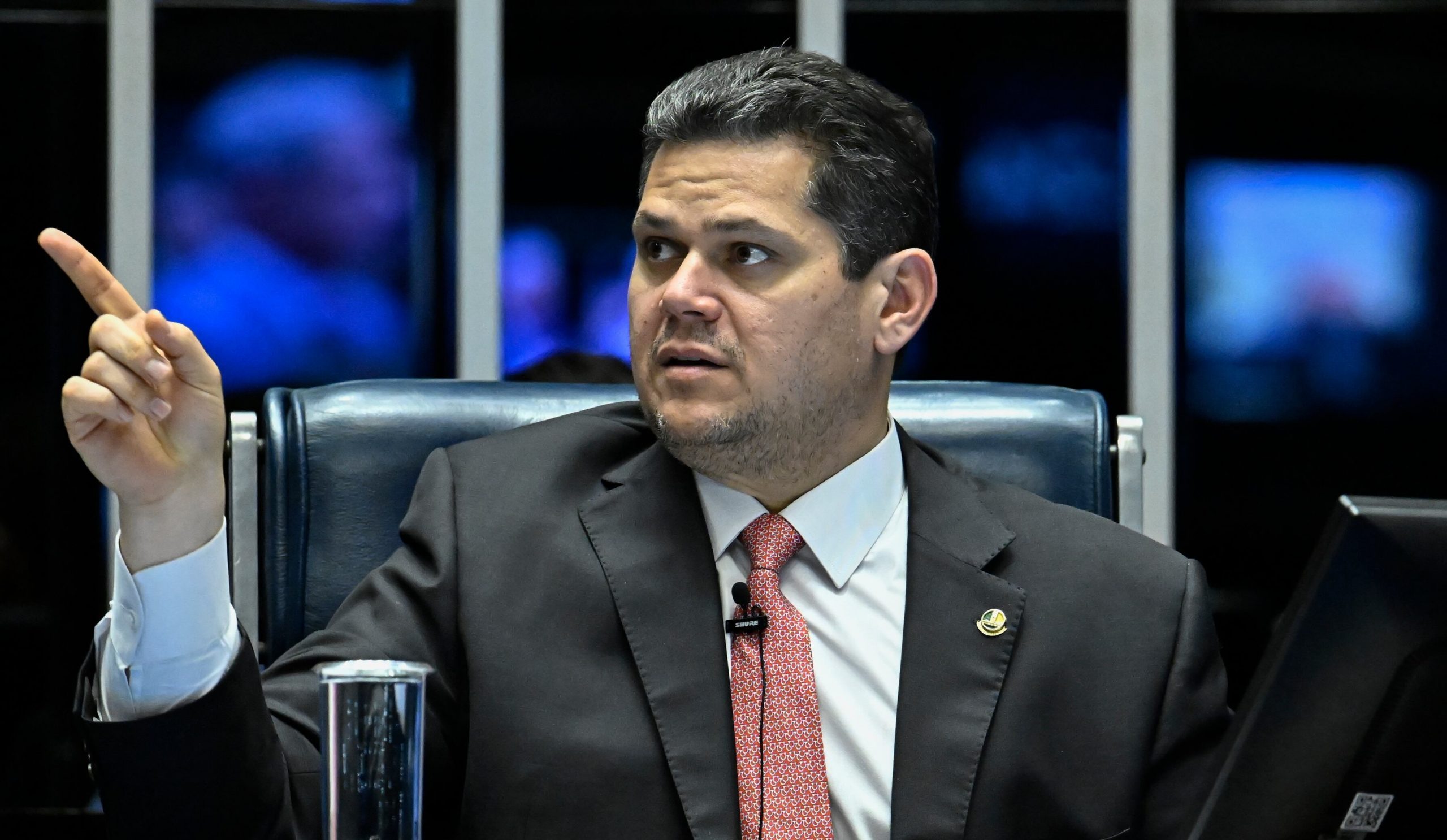 Alcolumbre destrava PEC do fim da 6x1 após conversas com Lula