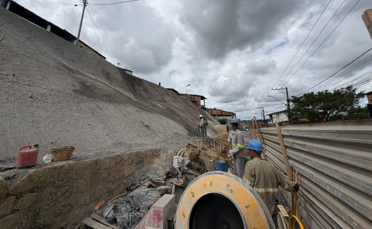 Obra de contenção na Estrada de Candeias entra em nova etapa e reforça segurança da via