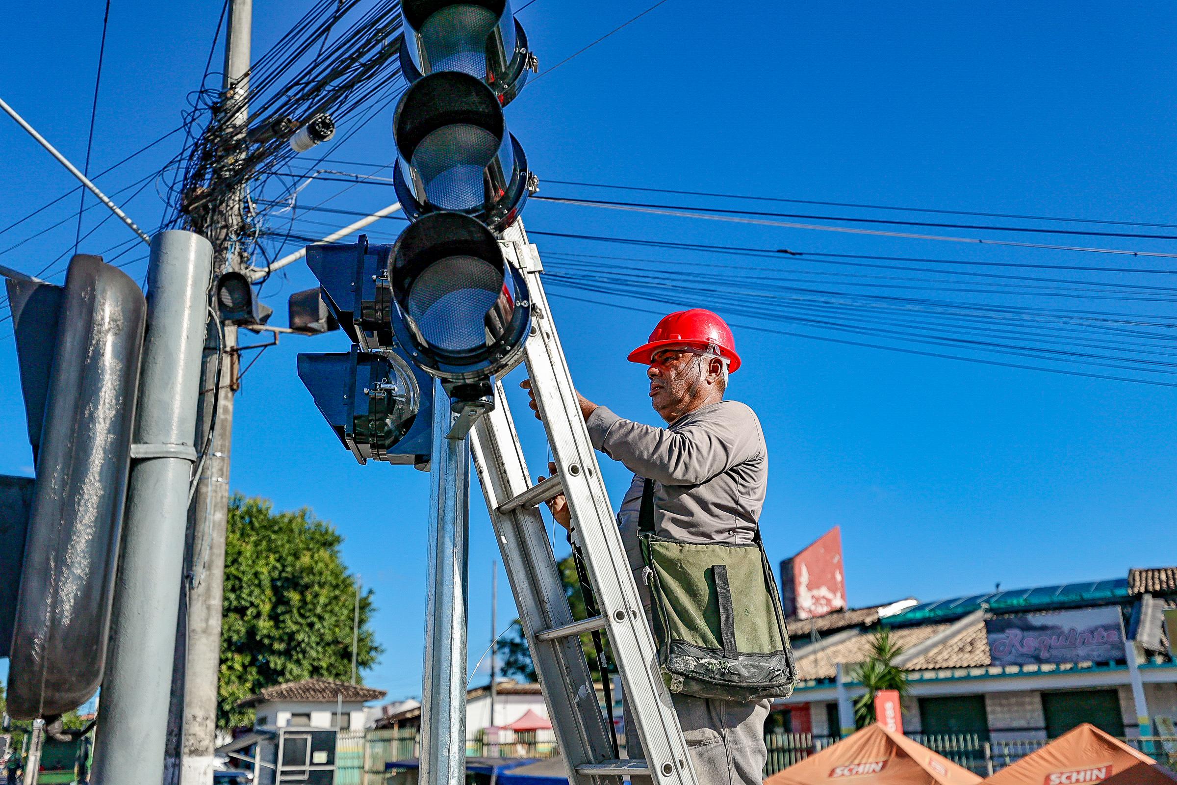 Prefeitura moderniza sinalização viária com implantação de novos semáforos inteligentes