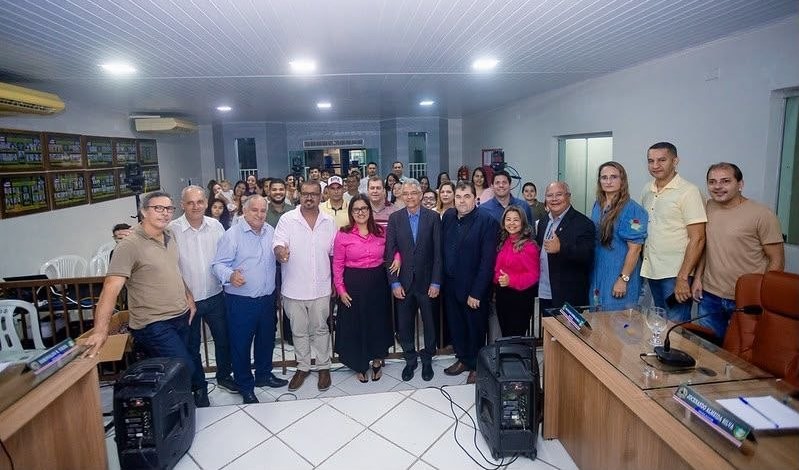Deputada Kátia Oliveira recebe título de cidadã de Medeiros Neto