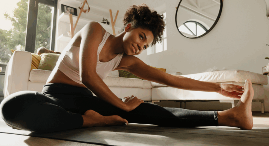 Alongamento matinal diário é aliado para combater dores musculares