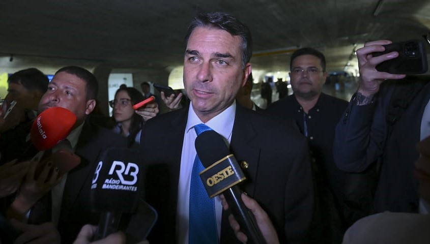 Sites oficiais do Senado e da Alerj registram pós-graduação que Flávio Bolsonaro não fez