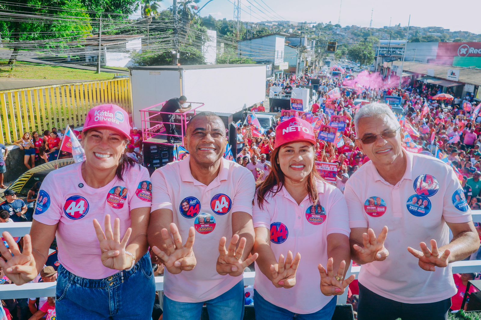 Kátia Oliveira reúne multidão em caminhada em Simões Filho e destaca gratidão pela força da população