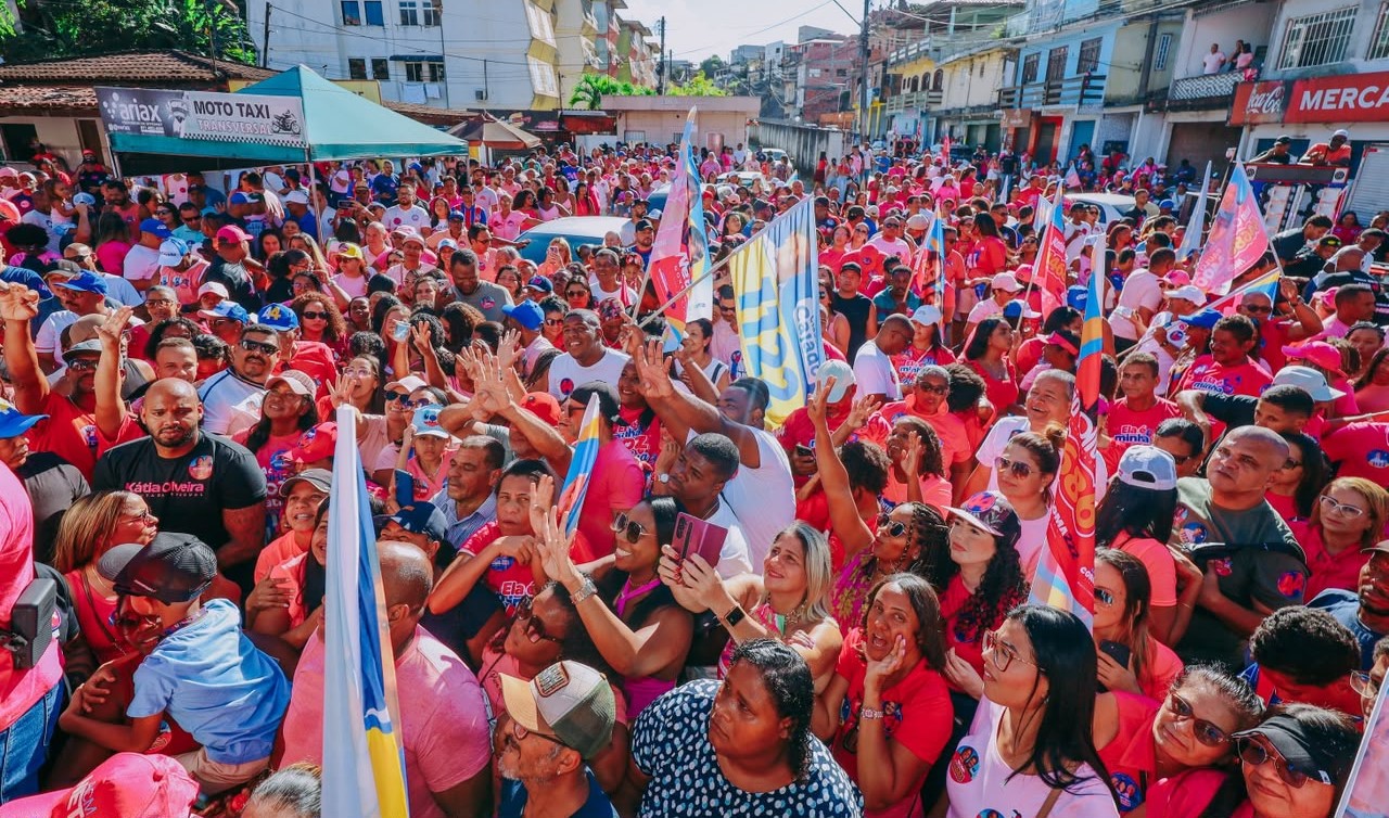 Caminhada Onda Rosa reúne multidão e leva força da mobilização às ruas de Simões Filho