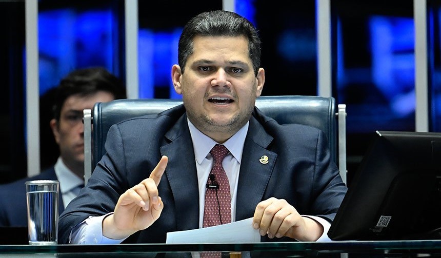 Alcolumbre envia PEC do fim da escala 6x1 para CCJ do Senado
