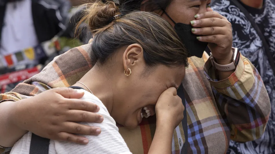 Mortes no Nepal e na China chegam a quase 800, e autoridades fazem alertas sobre mudanças climáticas