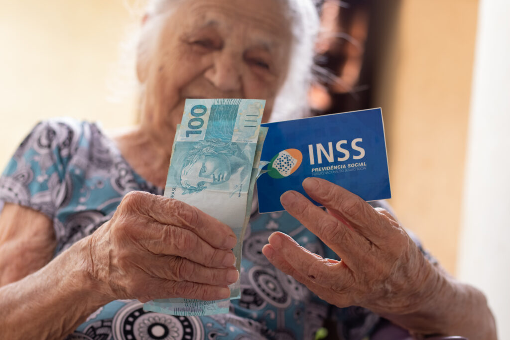 Proposta de reforma da Previdência prevê idade mínima de 67 anos para homens e mulheres
