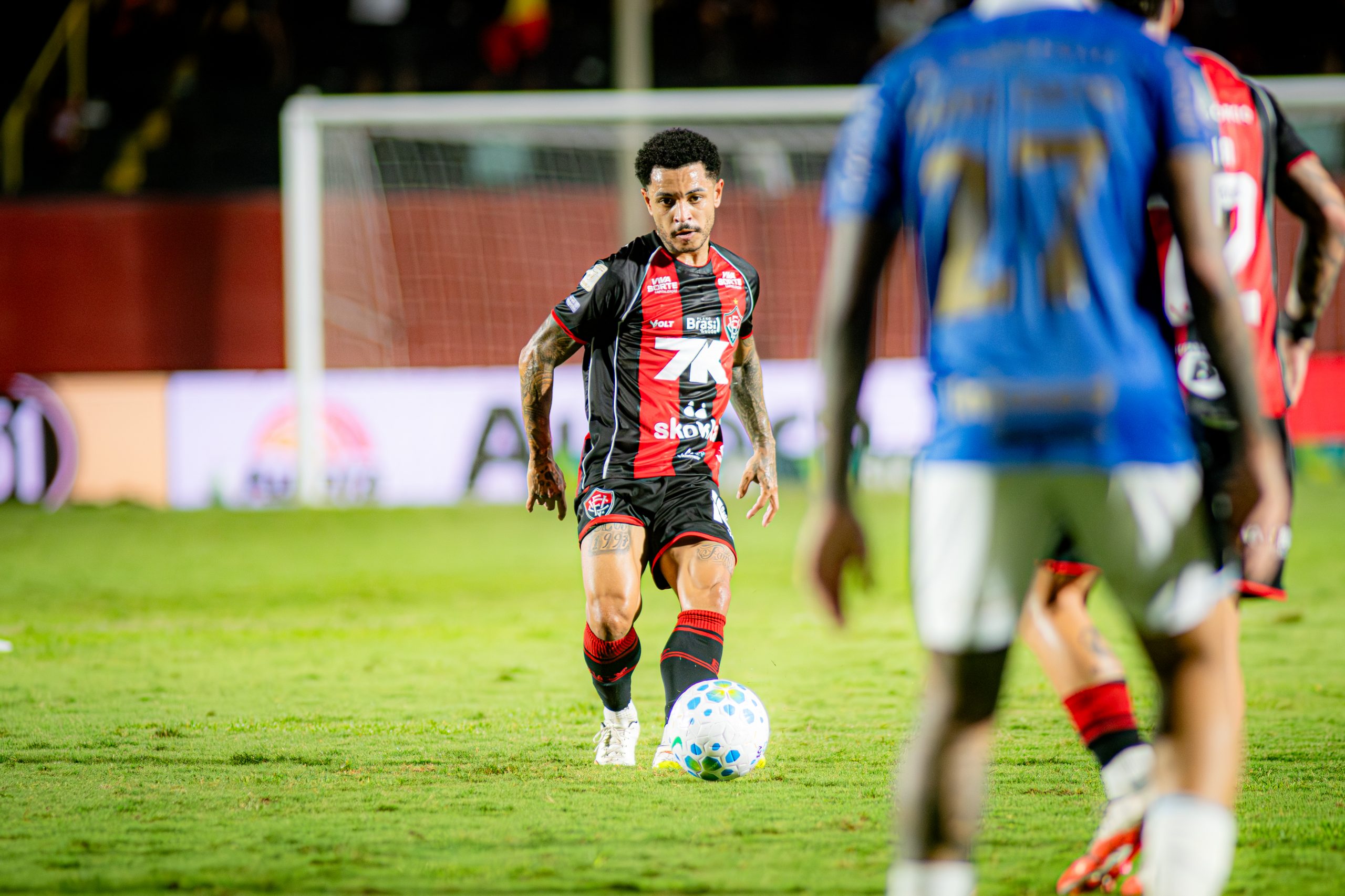 Vitória se afasta do Z-4 e mantém Grêmio ameaçado no Brasileirão