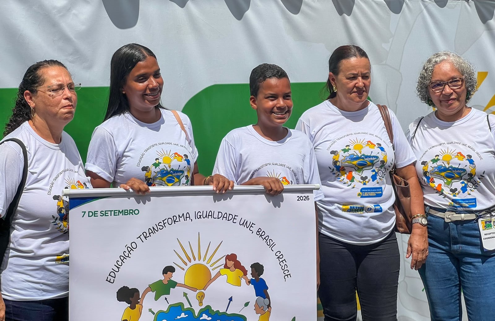 Escolas dão vida ao tema da Independência e estudante é premiado durante desfile em Simões Filho