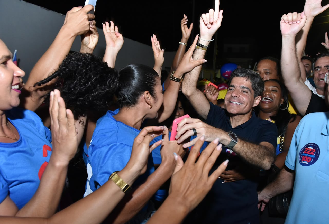 A 30 dias da eleição, ACM Neto leva multidão às ruas de Governador Mangabeira e imagens impressionam