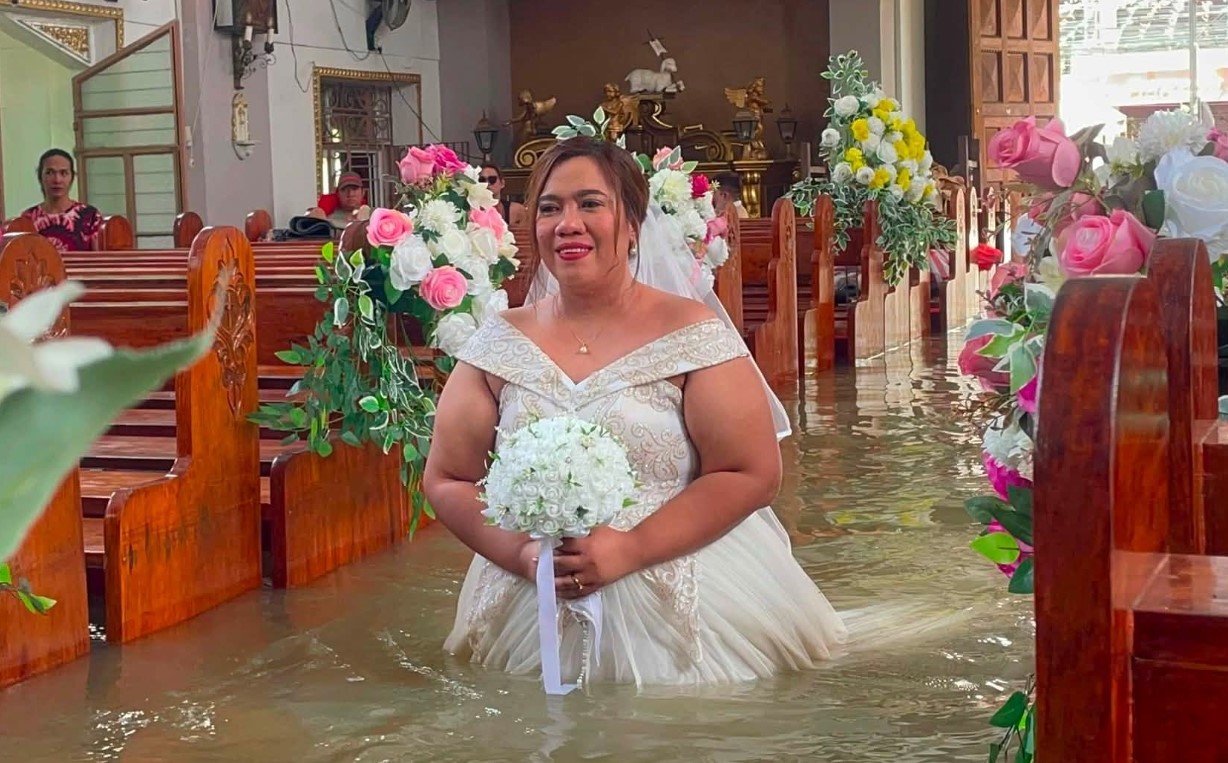 Noiva enfrenta enchente e entra em igreja alagada com água até a cintura para se casar