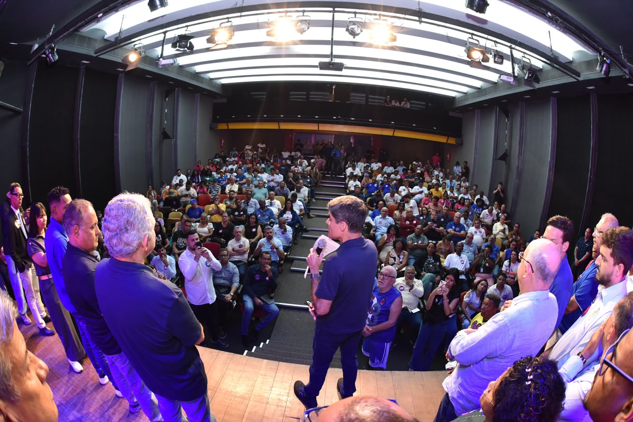 “Lá tem uma máquina de mentiras, cá temos Deus nos protegendo”, afirma ACM Neto em encontro com líderes evangélicos em Feira de Santana