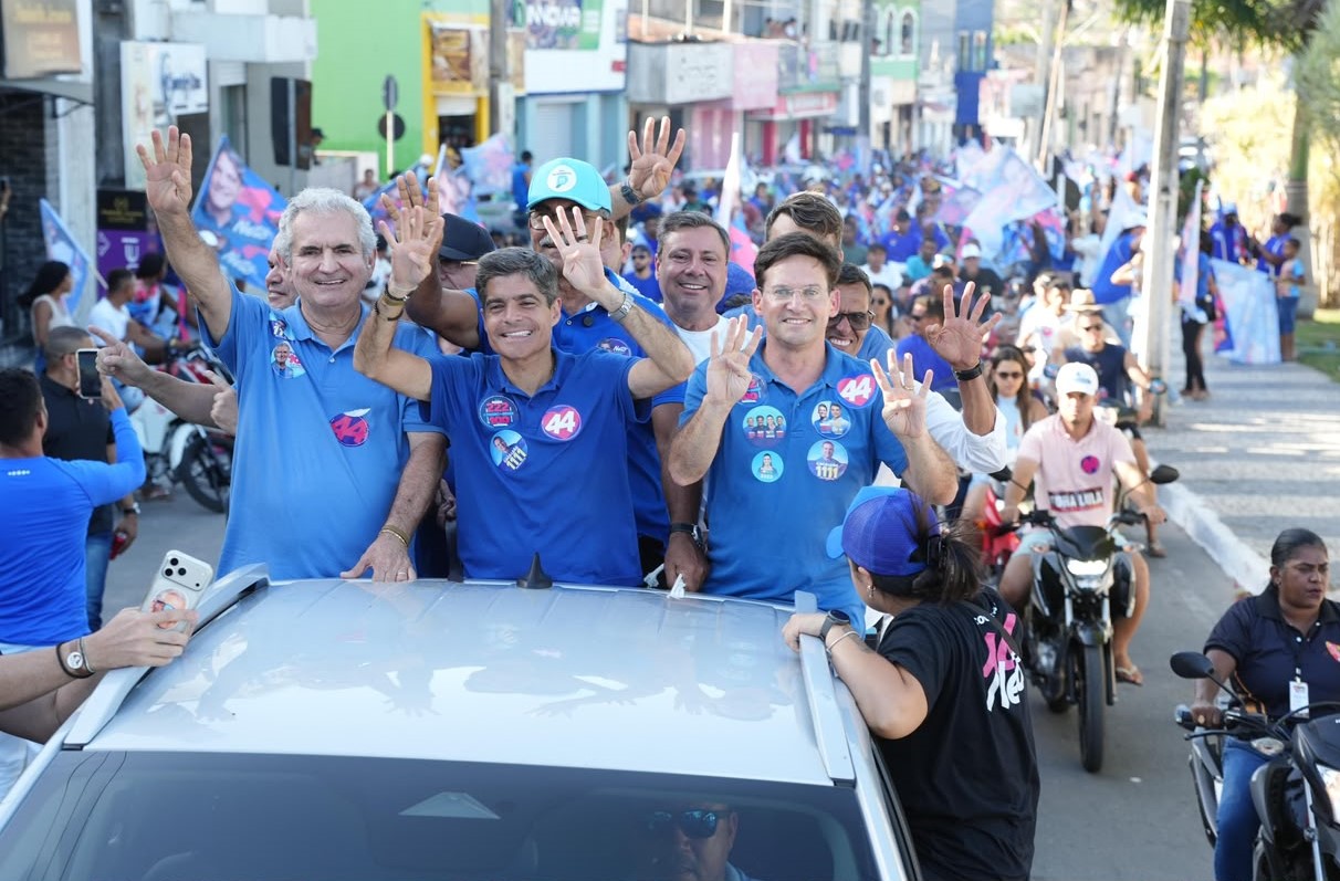 Onda azul toma as ruas de Rio Real durante carreata de ACM Neto