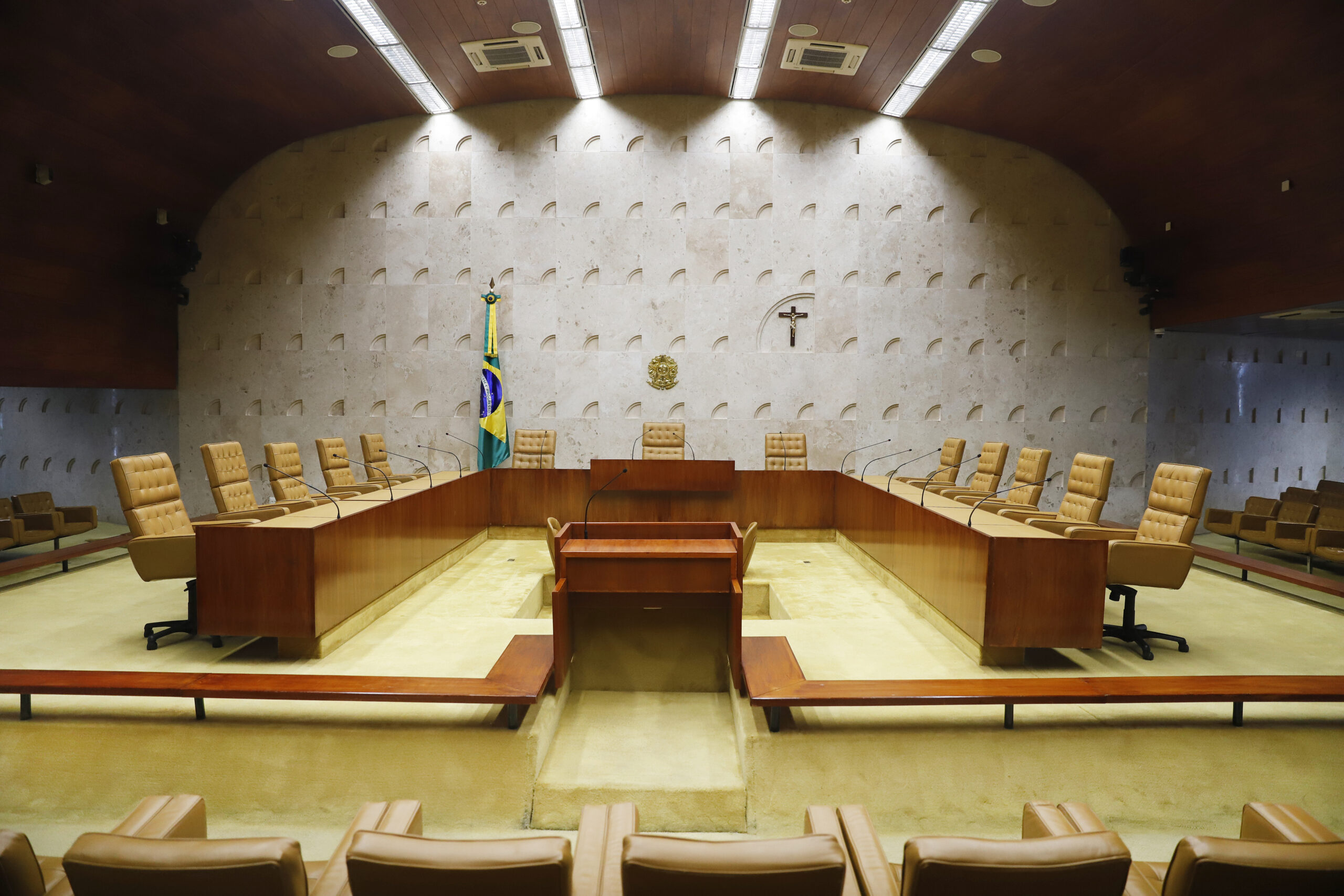 STF decide se abre investigação contra Moraes nesta terça (15)