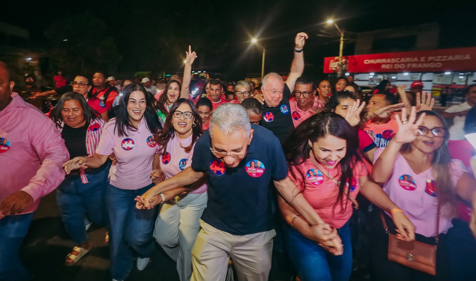 Dinha fortalece projeto político ao lado de ACM Neto, Kátia Oliveira e Paulo Azi na grande Caminhada Onda Rosa 44