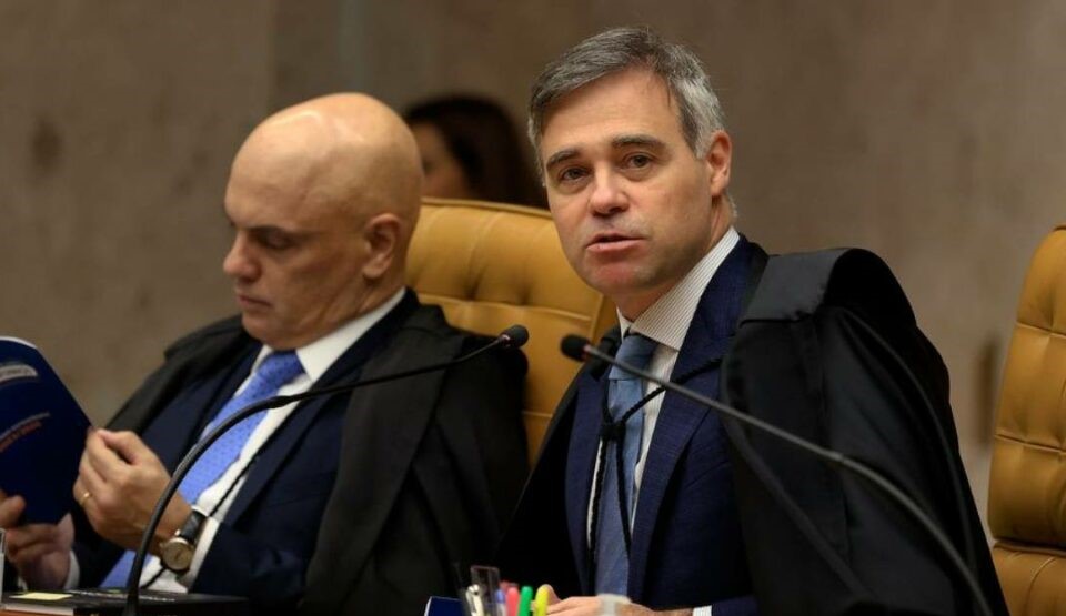 Pesquisa aponta que 45% veem critérios políticos em decisões de Moraes; 28%, nas de Mendonça