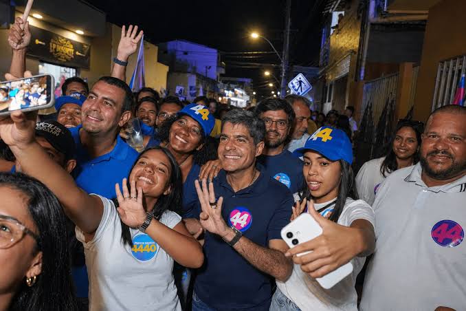 Multidão toma as ruas de Ibicaraí em ato com ACM Neto na reta final da campanha