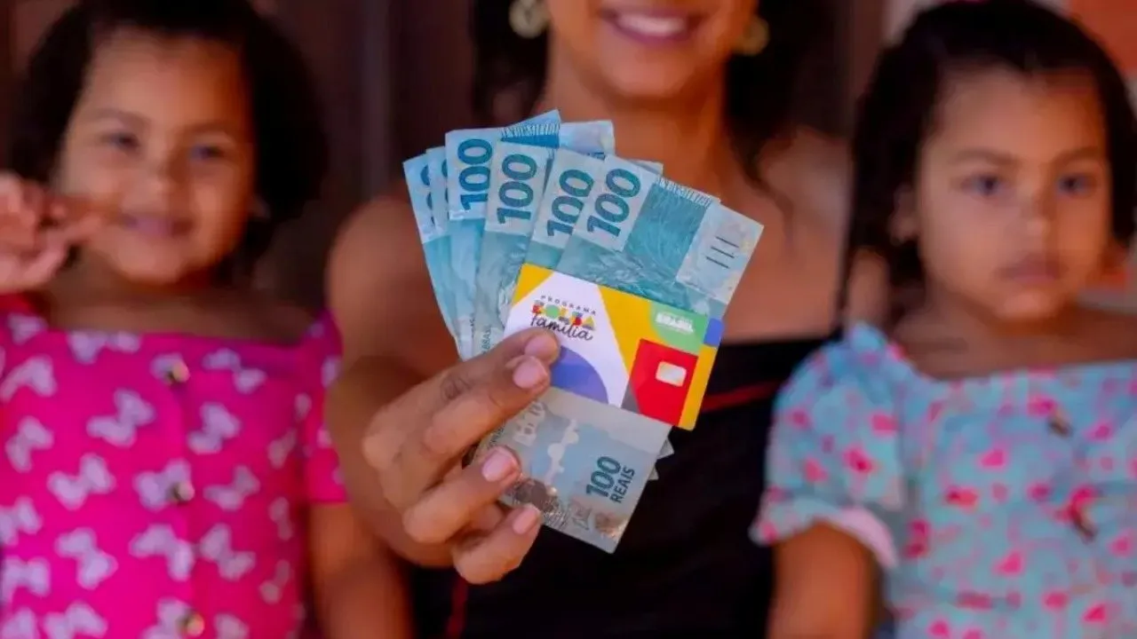 Bolsa Família: oposição reage a aumento de 15% e presidenciável pede suspensão ao TSE