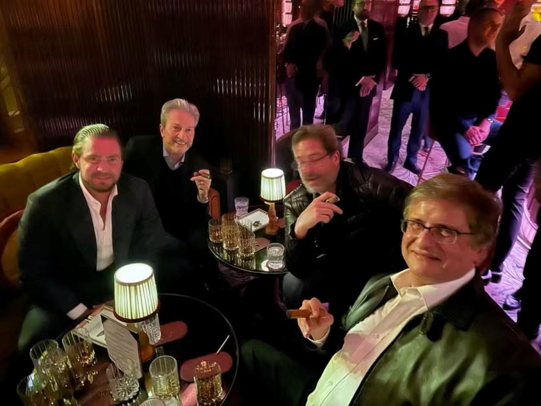 Gonet e Vorcaro aparecem juntos em noite de charutos e uísque em Londres, mostra foto de celular