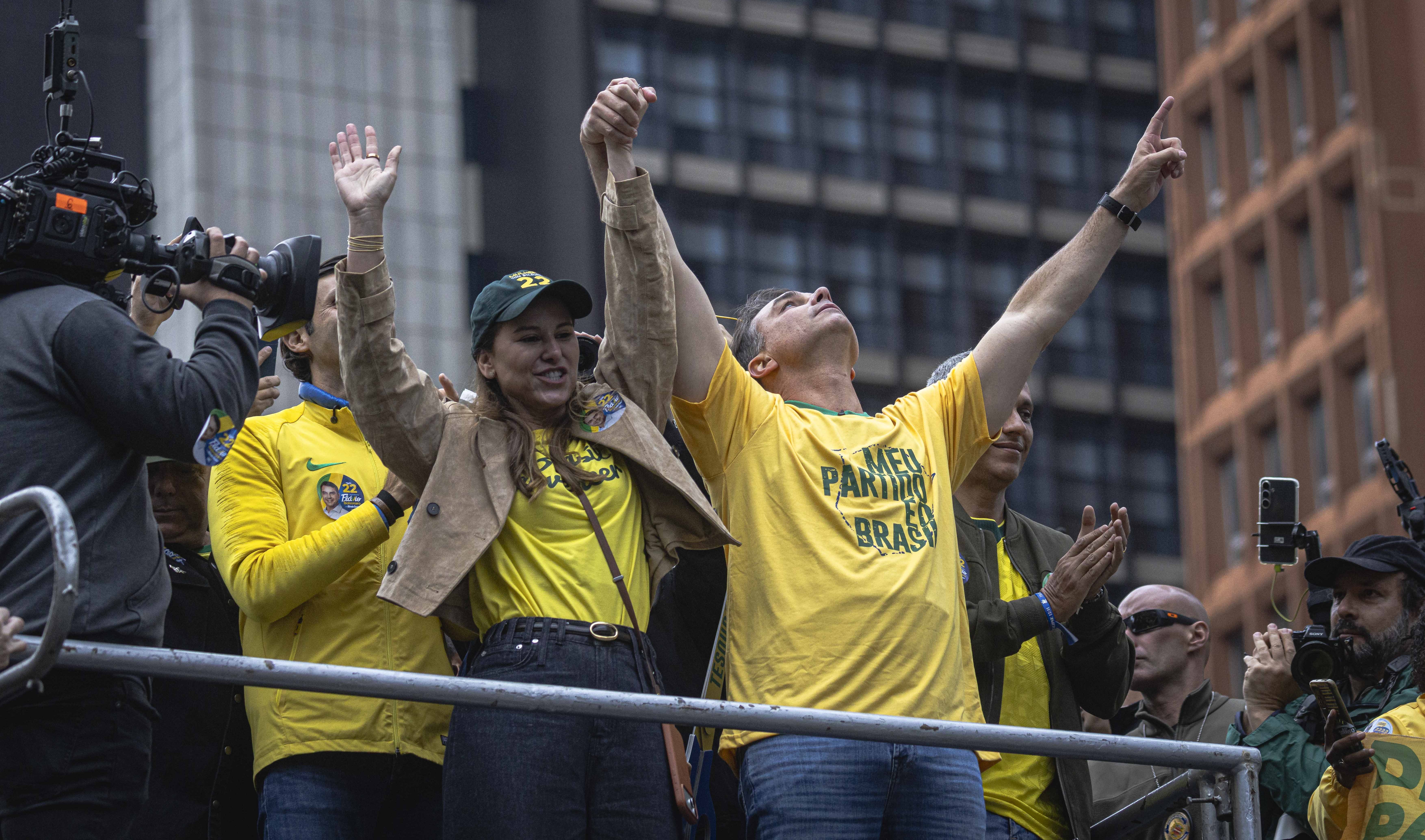 Flávio Bolsonaro acusa Lula de tentar ‘comprar o voto dos mais pobres’ ao reajustar Bolsa Família