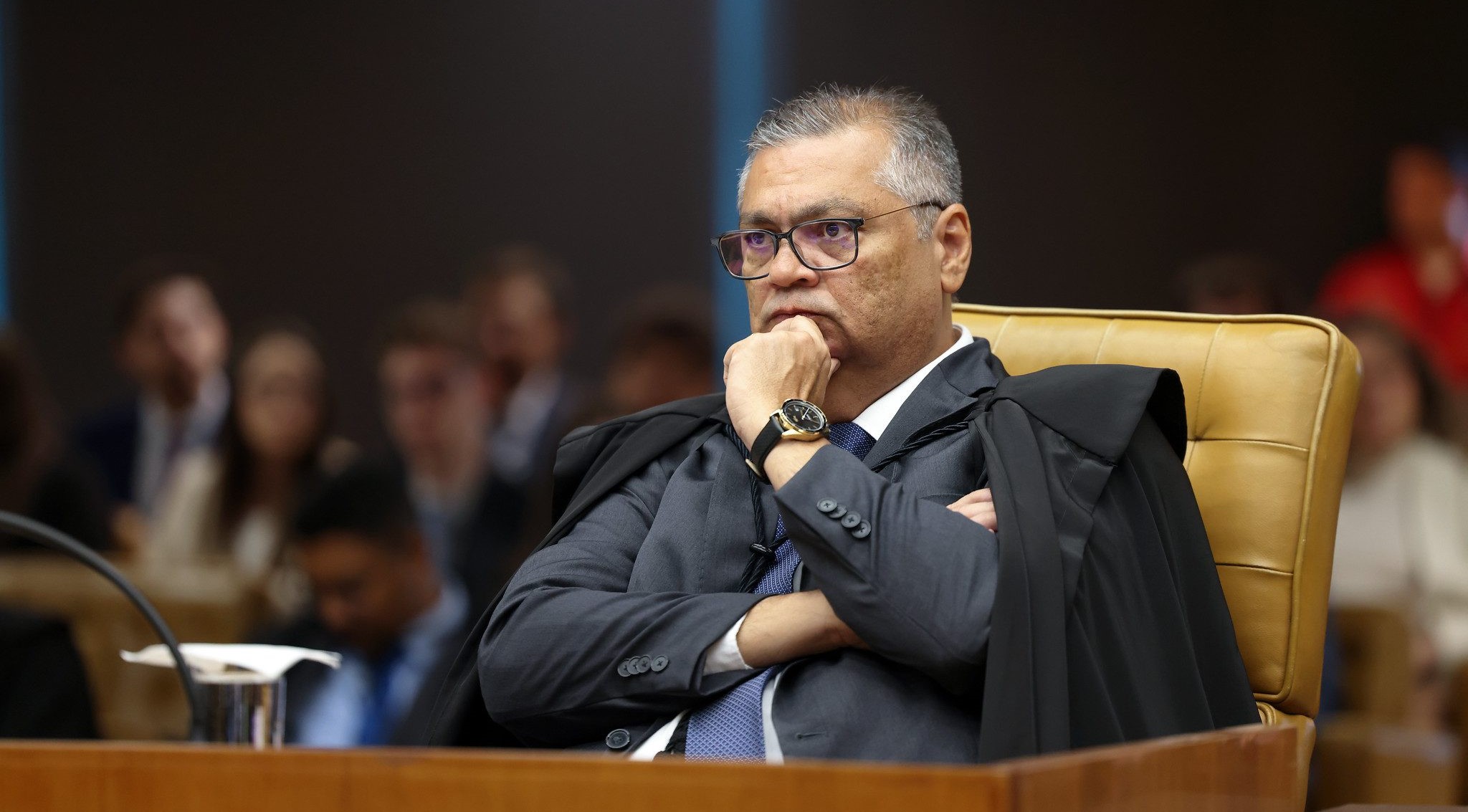 Dino cita Master e determina revisão de regras da CVM